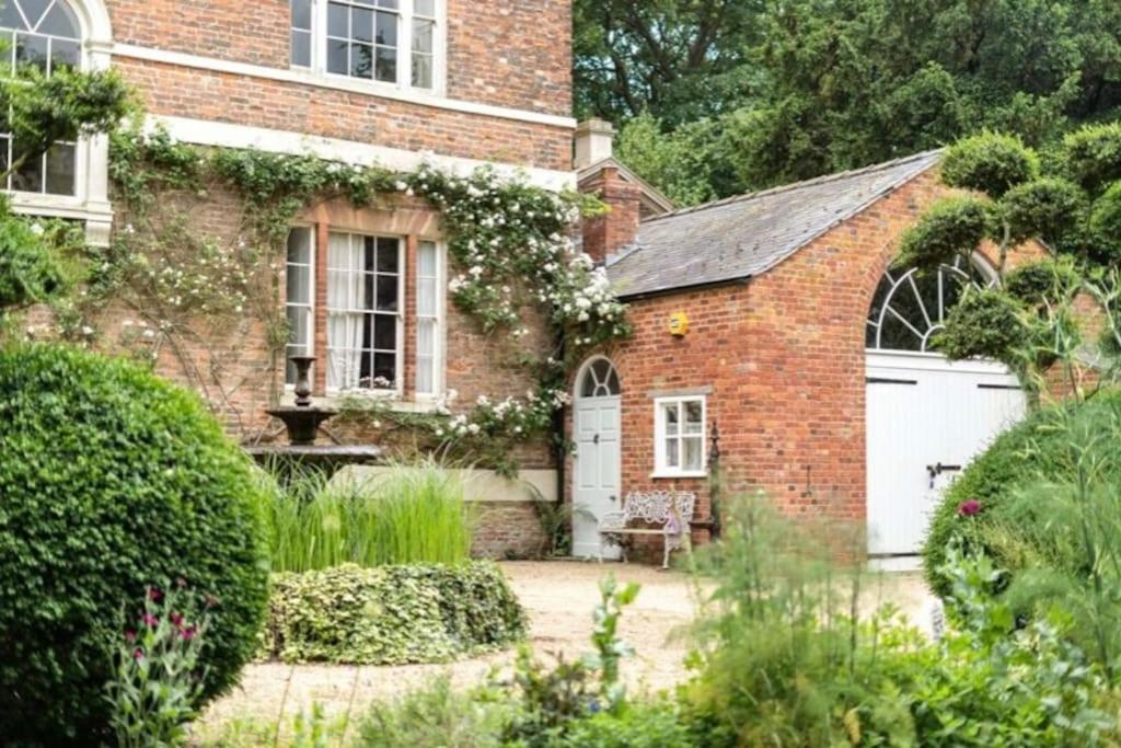 Cressy Hall - Historic Grade II Listed Manor, Gorgeous Topiary Garden Gosberton Экстерьер фото